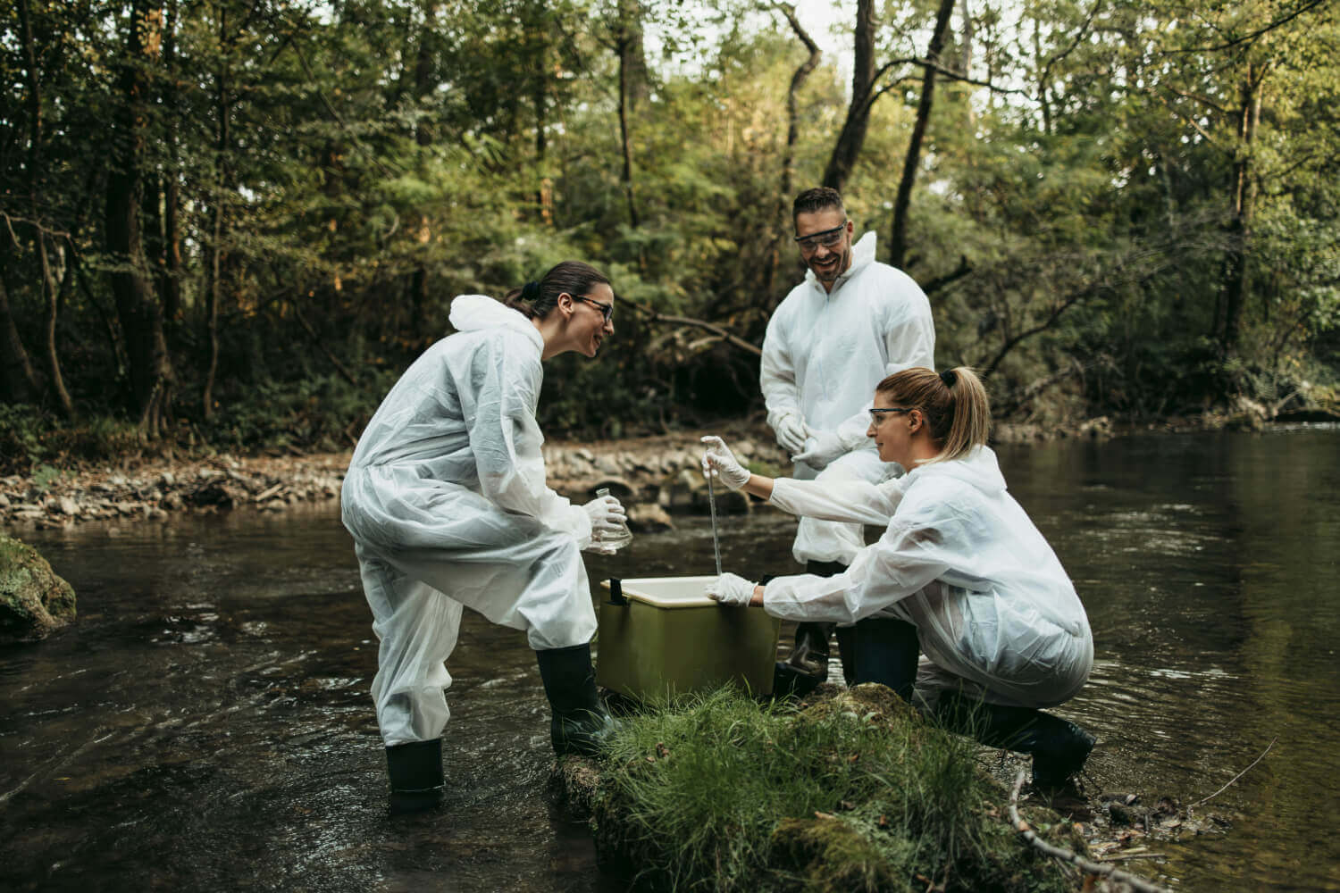 Scientists tesing a contaminated water supply